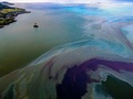 モーリシャスの上空から撮影した、貨物船わかしおから漏出した燃料が広がる海面（2020年8月6日撮影）。(c)AFP