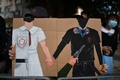 中国・香港の学校で行われたデモで、警察によって胸を撃たれた高校生を描いたプラカードを掲げる参加者（2019年10月2日撮影）。(c)Mohd RASFAN / AFP
