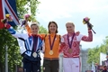 ロンドン五輪、自転車・ロードレース女子ロードマススタート。表彰式に臨む（左から）銀メダルのエリザベス・アーミステッド（Elizabeth Armitstead）、金メダルのマリアンヌ・フォス（Marianne Vos）、銅メダルのオルガ・ザベリンスカヤ（Olga Zabelinskaya、2012年7月29日撮影）。(c)AFP/CARL DE SOUZA