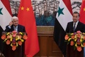 中国・北京を訪れたシリアのワリード・ムアレム外相（左）との共同記者会見に臨む王毅外相（2019年6月18日撮影）。(c)FRED DUFOUR / POOL / AFP