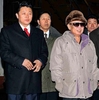 毎日新聞（Mainichi Shimbun）が、咸鏡北道（Hamgyong Puk Do）の工場を視察する金正日（Kim Jong-Il）総書記（右）と三男の金ジョンウン（Kim Jong-Un）氏（左）として掲載した写真（撮影日不明、2010年3月5日朝鮮中央通信公表）。(c)AFP/KCNA via KNS