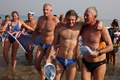 ヨルダンからからイスラエルまで死海を泳いで渡るイベントのゴール地点の海岸で、成功を祝う参加者ら（2016年11月15日撮影）。(c)AFP/Gali TIBBON