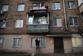 ウクライナの首都キーウで、ロシアの攻撃で損壊した集合住宅の窓を修理する住人（2022年12月31日撮影）。(c)Genya SAVILOV / AFP