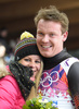 ソチ冬季五輪、リュージュ男子一人乗り。恋人と一緒に金メダル獲得を喜ぶフェリックス・ロッホ（Felix Loch、2014年2月9日撮影）。(c)AFP/LIONEL BONAVENTURE