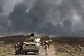 イラク北部ハウィジャで、イスラム過激派組織「イスラム国（IS）」が火を放った油田から立ち上る黒煙（2017年9月30日撮影、資料写真）。(c)AFP/AHMAD AL-RUBAYE