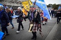 英スコットランドのエディンバラで、スコットランドの旗を掲げて旧市街を行進する独立支持派たち（2019年10月5日撮影）。(c)Andy Buchanan / AFP