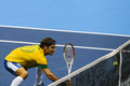 男子テニスのロジャー・フェデラー（Roger Federer、スイス）とトミー・ハース（Tommy Haas、ドイツ）が9日、ブラジル・サンパウロ（Sao Paulo）州のイビラプエラ体育館（Ibirapuera Gymnasium）でエキシビションマッチを行った。

両選手はサッカーブラジル代表のユニフォームを着用してプレーを披露した。

ショットをミスするロジャー・フェデラー（2012年12月9日撮影）。(c)AFP/Yasuyoshi CHIBA