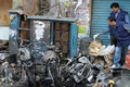 インド南部ハイデラバード（Hyderabad）のディルスクナガール（Dilsukh Nagar）地区で前日に起きた爆弾攻撃の現場を調べる捜査官ら（2013年2月22日撮影）。(c)AFP/Indranil MUKHERJEE