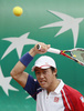 全仏オープンテニス（French Open 2013）は1日、男子シングルス3回戦が行われ、大会第13シードの錦織圭（Kei Nishikori）は6-3、6-7、6-4、6-1で第24シードのブノワ・ペール（Benoit Paire、フランス）を下し、4回戦に進出した。

リターンを打つ錦織圭（2013年6月1日撮影）。(c)AFP/PATRICK KOVARIK