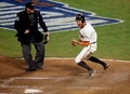 14MLBワールドシリーズ（7回戦制）第5戦、サンフランシスコ・ジャイアンツ（San Francisco Giants）対カンザスシティ・ロイヤルズ（Kansas City Royals）。8回に本塁へ生還し喜ぶサンフランシスコ・ジャイアンツのハンター・ペンス（Hunter Pence、2014年10月26日撮影）。(c)AFP/Getty Images/Jamie Squire