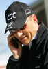 写真は、携帯電話で話すチームCSCのビャルネ・リース（%%Bjarne Riis%%）監督。(c)AFP/Getty Images Doug Pensinger