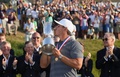 男子ゴルフ米国ツアーメジャー第2戦、全米オープン選手権最終日。トロフィーを手に大会連覇を喜ぶブルックス・ケプカ（2018年6月17日撮影）。(c)Ross Kinnaird/Getty Images/AFP
