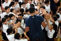 熊本市内の小学校を訪れ、児童たちに囲まれるフランスのセバスティアン・ヴァーマイナ（中央、2019年9月26日撮影）。(c)FRANCK FIFE / AFP