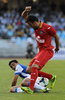 13-14スペイン1部リーグは17日、第1節の試合が各地で行われ、レアル・ソシエダ（Real Sociedad）は2-0でヘタフェ（Getafe CF）に勝利した。

レアル・ソシエダのゴンサロ・カストロ（Gonzalo Castro、下）からタックルを受けるヘタフェのペドロ・レオン（Pedro Leon、2013年8月17日撮影）。(c)AFP/RAFA RIVAS
