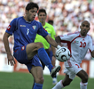 写真は、UAEの%%Hilal Hamid%%（右）にマークされるクウェートの%%Mohammed Abdul Rahim%%）。(c)AFP/RABIH MOGHRABI