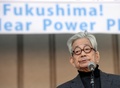都内で開かれた脱原発集会でスピーチする作家の大江健三郎（Kenzaburo Oe）氏（2014年3月15日撮影）。(c)AFP/TOSHIFUMI KITAMURA
