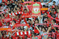 サッカー親善試合、シンガポール代表対リバプール（%%Liverpool FC%%）。試合はリバプールが5-0で快勝した。写真はリバプールを応援するファン。（2009年7月26日撮影）(c)AFP/ROSLAN RAHMAN