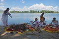 インド南部カルナタカ州のカーベリ河岸で、儀式を執り行うヒンズー教の僧侶（2021年6月2日撮影）。(c)Manjunath Kiran / AFP