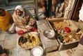 インドのラジャスタン州ビカネール付近にあるカルニマタ寺院で、ネズミに振る舞うごちそうを準備するヒンズー教徒（2018年12月24日撮影）。(c)Himanshu SHARMA / AFP