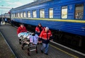 ウクライナ・リビウで搬送される負傷した民間人（2023年3月22日撮影、資料写真）。(c)YURIY DYACHYSHYN / AFP