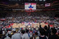 22-23NBAプレシーズンゲーム、ワシントン・ウィザーズ対ゴールデンステイト・ウォリアーズ。スタンドから歓声を送る観客（2022年9月30日撮影）。(c)Philip FONG / AFP