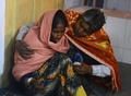 インド・シリグリの病院で、マグニチュード（M）6.7の地震で負傷し治療を待つ女性と付き添う夫（2016年1月4日撮影）。(c)AFP/Diptendu DUTTA