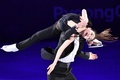 平昌冬季五輪、フィギュアスケートのエキシビションに臨むマイア・シブタニ/アレックス・シブタニ組（2018年2月25日撮影）。(c)AFP/Mladen ANTONOV