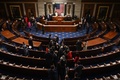 米首都ワシントンの連邦議会で開かれた米上下両院合同会議で演説を終え、議員らと話をするジョー・バイデン米大統領（中央、2021年4月28日撮影）。(c)Melina Mara / POOL / AFP