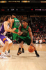 09-10NBA、フェニックス・サンズ（%%Phoenix Suns%%）対ボストン・セルティックス（%%Boston Celtics%%）。試合はサンズが116-98で勝利した、敗れたセルティックスは3連敗。写真はサンズのスティーブ・ナッシュ（%%Steve Nash%%）にドライブを仕掛けるセルティックスのローハン・ロンド（%%Rajon Rondo%%、右）。（2009年12月30日撮影）(c)AFP/Getty Images/NBAE/Barry Gossage