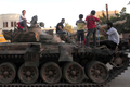 シリア・アレッポ（Aleppo）北郊で、破壊された戦車に登った人たち（2012年8月2日撮影、資料写真）。(c)AFP/AHMAD GHARABLI