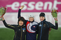 世界オールラウンドスピードスケート選手権2009最終日、女子5000メートルで2位に入り、同種目を制したマルティナ・サブリコワ（%%Martina Sablikova%%、中央）、同3位のステファニー・ベッケルト（%%Stephanie Beckert%%、右）と共に表彰式に臨む日本の穂積雅子。（2009年2月8日撮影）(c)AFP/SCANPIX NORWAY/GEIR OLSEN