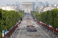仏パリ（Paris）で、フランス革命記念日（Bastille Day）の軍事パレードで、シャンゼリゼ（Champs-Elysees）通りを行進する部隊（2014年7月14日撮影）。(c)AFP/THOMAS SAMSON