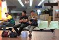 タイ・バンコク（Bangkok）近郊のドンムアン（Don Mueang）空港を占拠した反タクシン元首相派の市民団体「民主市民連合（PAD）」の支持者ら（2008年11月28日撮影）。(c)AFP/Pornchai KITTIWONGSAKUL