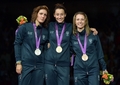 ロンドン五輪は28日、エクセル（ExCeL London）でフェンシングの女子フルーレ個人決勝が行われ、イタリアのエリーザ・ディフランチェスカ（Elisa Di Francisca）が12-11でイタリアのアリアンナ・エッリゴ（Arianna Errigo）に勝利し、金メダルを獲得した。

表彰式に臨む（左から）銀メダルのアリアンナ・エッリゴ、金メダルのエリーザ・ディフランチェスカ、銅メダルのバレンティナ・ベツァーリ（Valentina Vezzali、2012年7月28日撮影）。(c)AFP/ALBERTO PIZZOLI