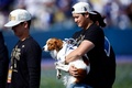 24MLBワールドシリーズ制覇を果たし、愛犬デコピンを抱いて本拠地ドジャースタジアムを歩くロサンゼルス・ドジャースの大谷翔平（右、2024年11月1日撮影）。(c)Ronald Martinez/Getty Images/AFP