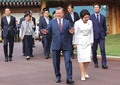 北朝鮮の平壌に向かうため、ソウルの公邸を出た韓国の文在寅大統領夫妻（2018年9月18日撮影）。(c)AFP PHOTO / Pyeongyang Press Corps