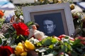 ロシアの反体制派指導者アレクセイ・ナワリヌイ氏の死を受けて、ドイツ・ベルリンのロシア大使館前に手向けられた花（2024年3月19日撮影）。(c)David GANNON / AFP