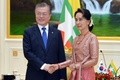 ミャンマーの首都ネピドーの大統領府でアウン・サン・スー・チー国家顧問（右）と握手をする韓国の文在寅大統領（2019年9月3日撮影）。(c)Thet Aung / AFP