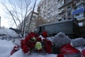 ロシア・マグニトゴルスクで、住居ビルがガス爆発により崩壊した事故の犠牲者に手向けられた花（2019年1月1日撮影）。(c)AFP