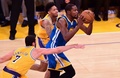 16-17NBA、ロサンゼルス・レイカーズ対ゴールデンステイト・ウォリアーズ。ドライブを仕掛けるゴールデンステイト・ウォリアーズのケビン・デュラント（2016年11月4日撮影）。(c)AFP/Frederic J. BROWN