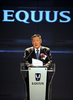韓国・ソウル（Seoul）で開かれた高級セダンの新型「エクウス（Equus）」の発表会で演説する現代自動車の鄭夢九（チョン・モング、Chung Mong-Koo）会長（2009年3月11日撮影）。(c)AFP/JUNG YEON-JE