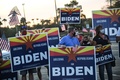 米アリゾナ州フェニックスで、民主党のジョー・バイデン前副大統領支持のプラカードを掲げる人々（2020年10月16日撮影）。(c)Robyn Beck / AFP