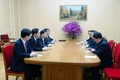 北朝鮮・平壌で、同国の金英哲（キム・ヨンチョル）朝鮮労働党中央委員会副委員長（右から2人目）と会談する韓国の特使団（左側）。韓国大統領府（青瓦台）が公開（2018年3月5日撮影）。(c)AFP PHOTO / THE BLUE HOUSE