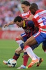13-14スペイン1部リーグ第33節、グラナダ（Granada CF）対FCバルセロナ（FC Barcelona）。グラナダのマヌエル・イトゥーラ（Manuel Iturra Urrutia、奥）とディミトリ・フォルキエル（Dimitri Foulquier、手前）に囲まれながらもボールをキープするFCバルセロナのリオネル・メッシ（Lionel Messi、2014年4月12日撮影）。(c)AFP/JORGE GUERRERO