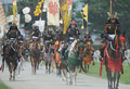 福島県の伝統祭り「相馬野馬追」は29日に2日目を迎え、東日本大震災の影響で前年は見送られていた主行事の甲冑（かっちゅう）競馬と神旗争奪戦が南相馬市で行われた。1000年にわたり続く祭りにはこの日、数万人が訪れ、約400騎が繰り広げる勇壮な伝統行事を楽しんだ。

写真は行進する騎馬武者たち（2012年7月29日撮影）。(c)AFP/Toru YAMANAKA