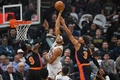 22-23NBAプレーオフ、イースタンカンファレンス1回戦、クリーブランド・キャバリアーズ対ニューヨーク・ニックス。シュートを狙うクリーブランド・キャバリアーズのジャレット・アレン（中央、2023年4月18日撮影）。(c)Jason Miller/Getty Images/AFP