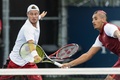 テニス、ロジャーズ・カップ、男子ダブルス1回戦に臨むレイトン・ヒューイット/ニック・キリオス組（2015年8月11日撮影）。(c)AFP/Getty Images/Minas Panagiotakis