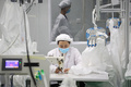 中国湖南省西部の吉首の防護用品製造工場（2021年1月28日撮影）。(c)STR / AFP