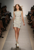 米・ニューヨーク市内で発表されたエルベ・レジェ バイ マックスアズリア（Herve Leger By Max Azria）の10年春夏コレクション（2009年9月13日撮影）。(c)AFP/Getty Images/Kristian Dowling