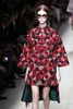 フランス・パリ市内で発表された「ヴァレンティノ（VALENTINO）」14年春夏コレクション（2013年10月1日撮影）。(c)AFP/PATRICK KOVARIK